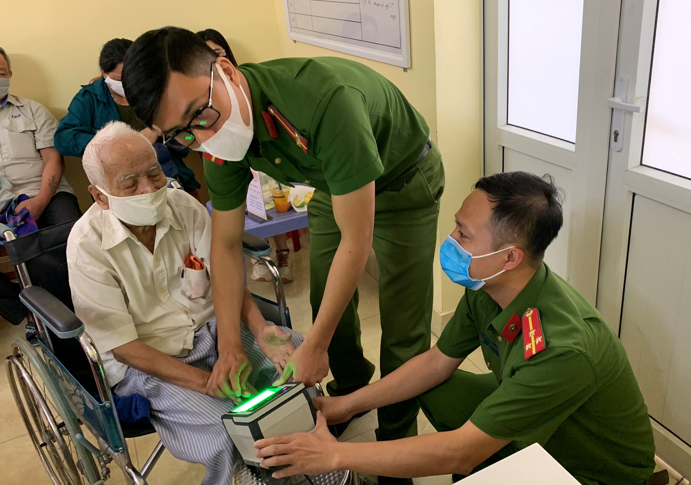 Công an huyện An Dương: Vừa đảm bảo phòng chống dịch, vừa tăng tiến độ cấp căn cước công dân